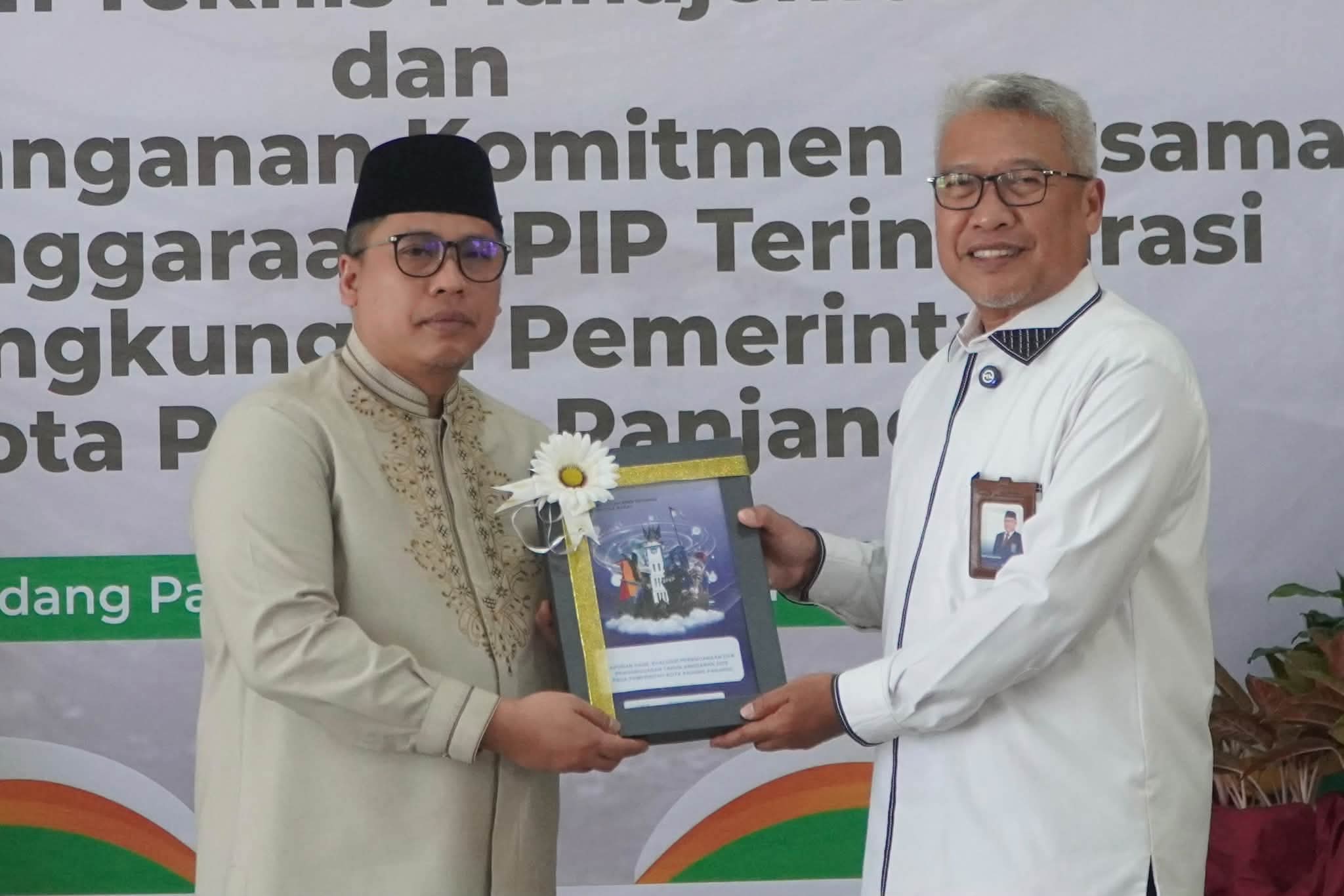 Wako Hendri bersama kepala perwakilan BPKP Sumbar.